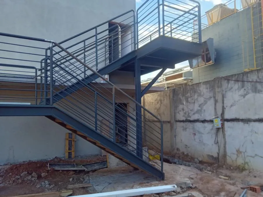 escadas metálicas e acessibilidade