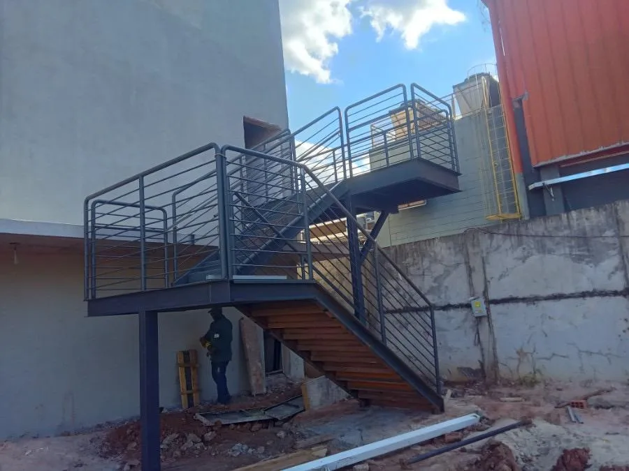 escadas metálicas para ambientes industriais