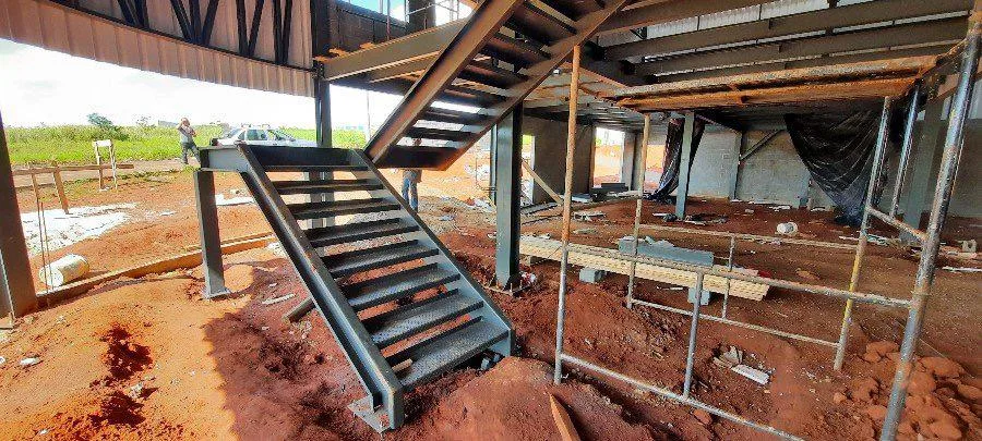 instalação de escadas metálicas